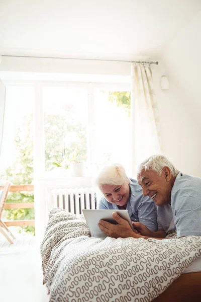Ηλικιωμένο ζευγάρι που χρησιμοποιεί ψηφιακή ταμπλέτα — Φωτογραφία Αρχείου