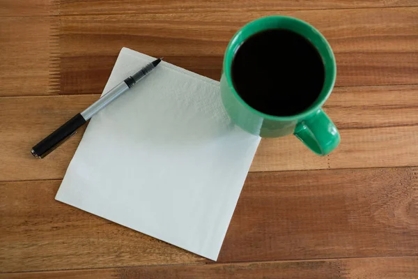 Taza de café con papel en blanco y pluma — Foto de Stock