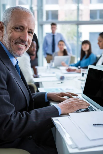 Retrato de homem de negócios trabalhando no laptop — Fotografia de Stock