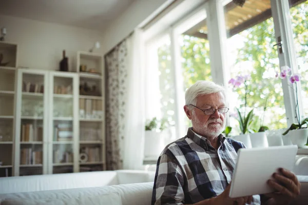 Homme âgé utilisant une tablette numérique — Photo