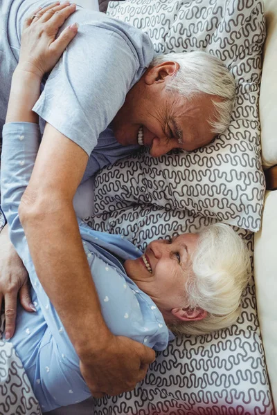 年长的夫妇拥抱在床上 — 图库照片