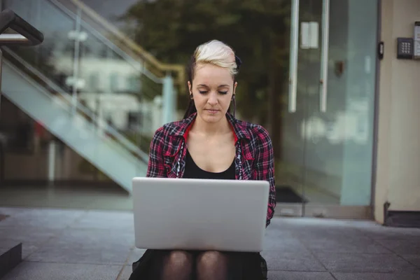 Femme utilisant un ordinateur portable — Photo