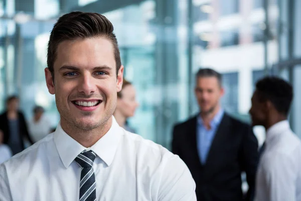 Усміхнений бізнесмен в офісі — стокове фото
