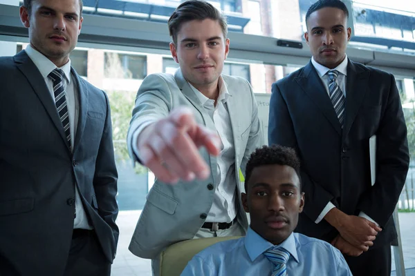 Geschäftsmann diskutiert über Arbeit — Stockfoto