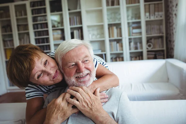 Senior mulher abraçando o homem — Fotografia de Stock