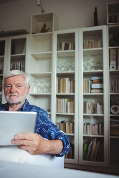 Uomo anziano utilizzando tablet digitale — Foto Stock