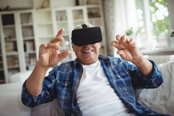 Äldre man virtuella glasögon — Stockfoto