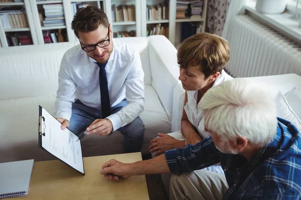 Seniorenpaar plant seine Investitionen — Stockfoto