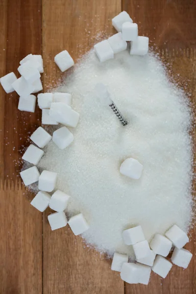 Шприц в сахарном порошке — стоковое фото