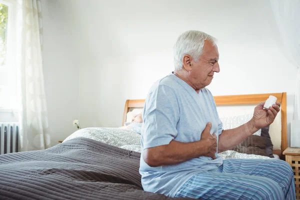 Malade homme âgé tenant l'estomac — Photo