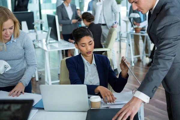 Empresarios discutiendo sobre el documento — Foto de Stock