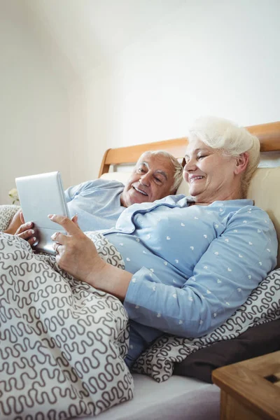 Coppia anziana utilizzando tablet digitale — Foto Stock