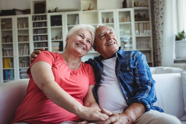 Äldre par sitter tillsammans på soffa — Stockfoto