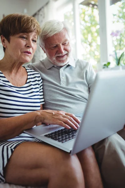 Senior par med bärbar dator — Stockfoto