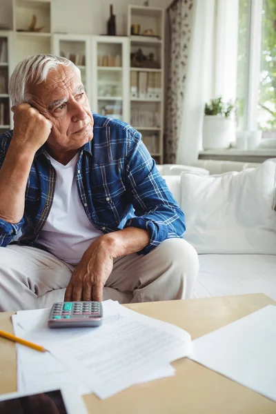 Orolig senior mannen sitter på en soffa — Stockfoto