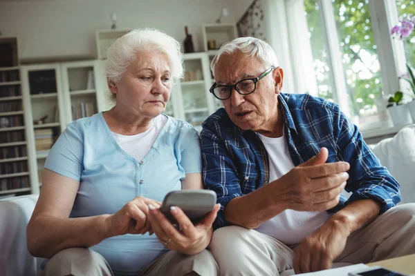 Bezorgd senior paar interactie — Stockfoto