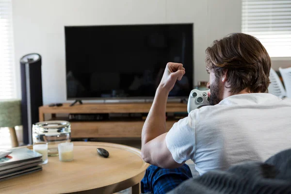 Mann spielt Videospiele im Wohnzimmer — Stockfoto