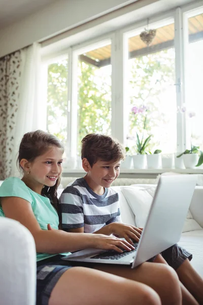 Barn som använder bärbar dator — Stockfoto