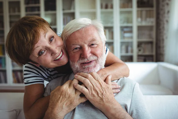 Senior vrouw omarmen man thuis — Stockfoto