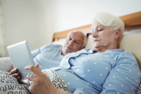 Casal sênior usando tablet digital — Fotografia de Stock