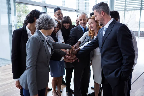 Imprenditori con mano accatastati — Foto Stock