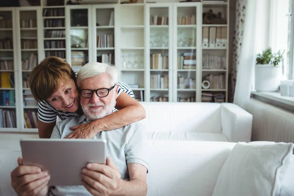 Seniorenpaar nutzt digitales Tablet — Stockfoto