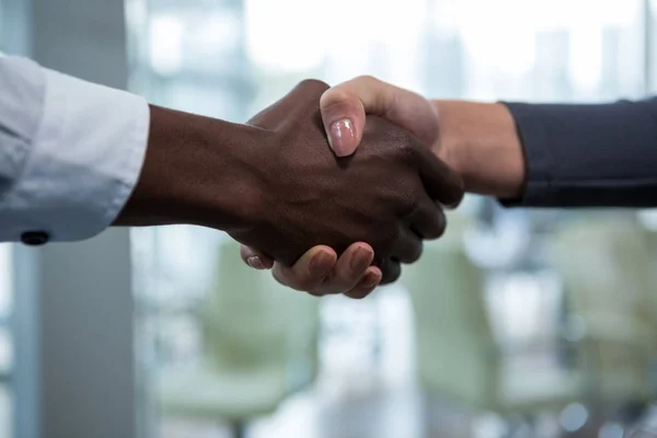 Ondernemers schudden elkaar de hand — Stockfoto