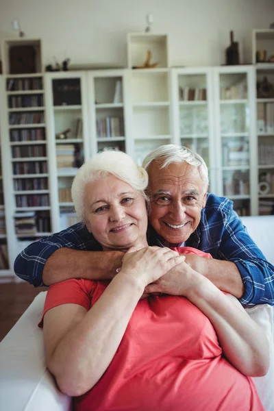 Senior koppel omhelzen elkaar — Stockfoto