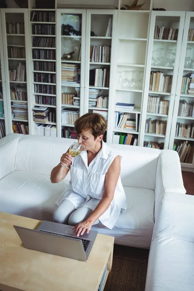 Senior Kvinna ha ett glas vin — Stockfoto
