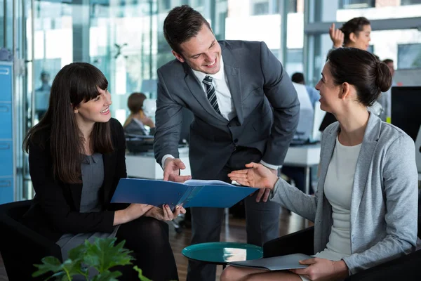 Företagare som diskuterar över dokument — Stockfoto