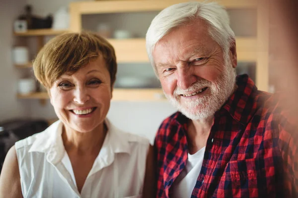 Idősebb pár mosolygó konyhában — Stock Fotó