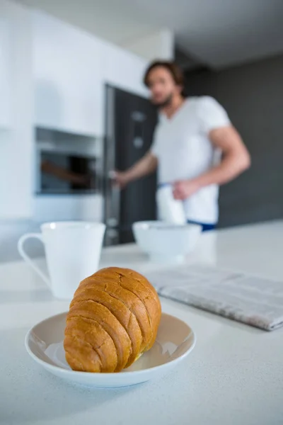 Närbild av croissant i plattan — Stockfoto