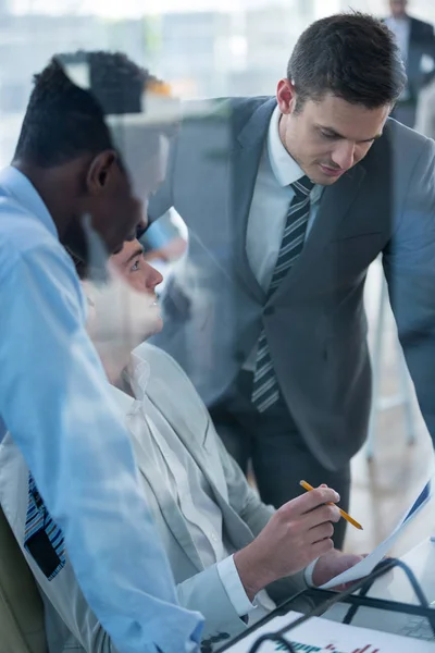 Geschäftsleute diskutieren über Dokument — Stockfoto