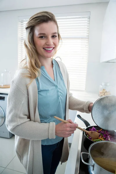 Kadın mutfakta yemek pişiriyor. — Stok fotoğraf