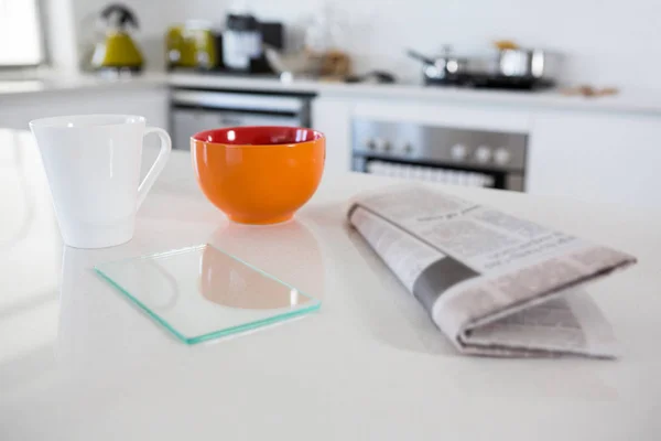 Petit déjeuner bol avec tasse à café et journal — Photo
