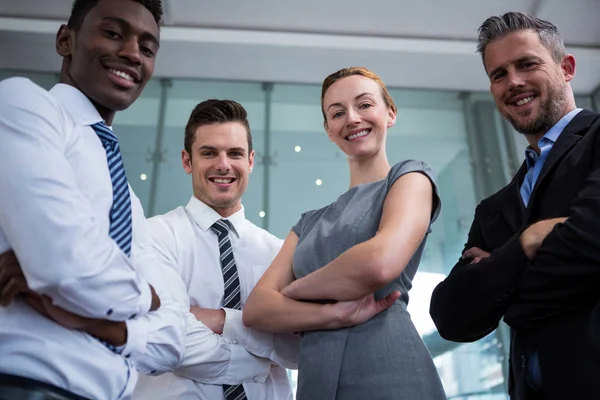 Porträtt av företagare står i office — Stockfoto