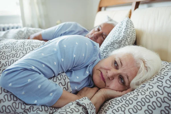 Mujer mayor despierta en la cama — Foto de Stock