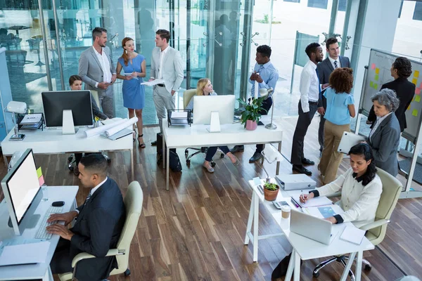 Zakenmensen werken in office — Stockfoto