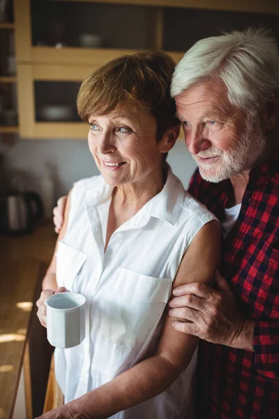 Pareja de ancianos de pie en la cocina — Foto de Stock