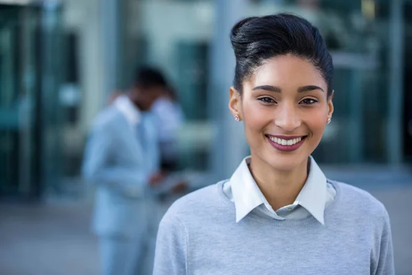 Uśmiechnięta bizneswoman stojąca w biurze — Zdjęcie stockowe