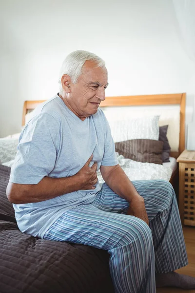Больной пожилой человек держит живот — стоковое фото