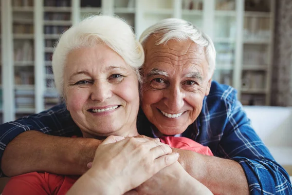 Senior koppel omhelzen elkaar — Stockfoto