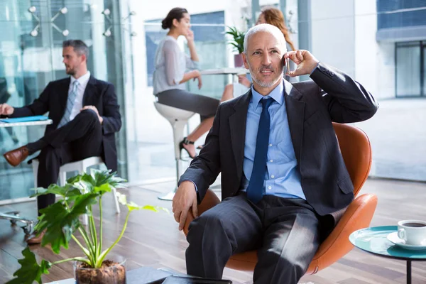 Empresário falando no celular — Fotografia de Stock