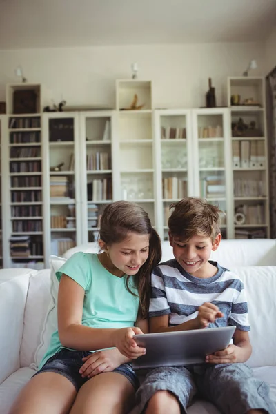 Barn som använder digital tablet — Stockfoto