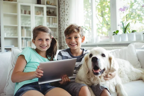 Kinderen met behulp van digitale Tablet PC — Stockfoto