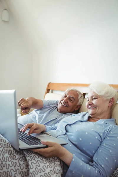 Casal sênior usando laptop — Fotografia de Stock