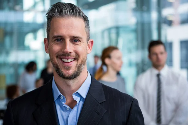 Homme d'affaires souriant au bureau — Photo