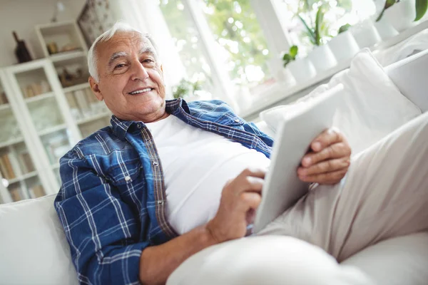 Homem sênior usando tablet digital — Fotografia de Stock