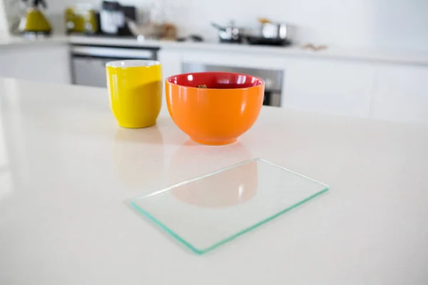 Чаша для завтрака с кофейной кружкой на кухне — стоковое фото