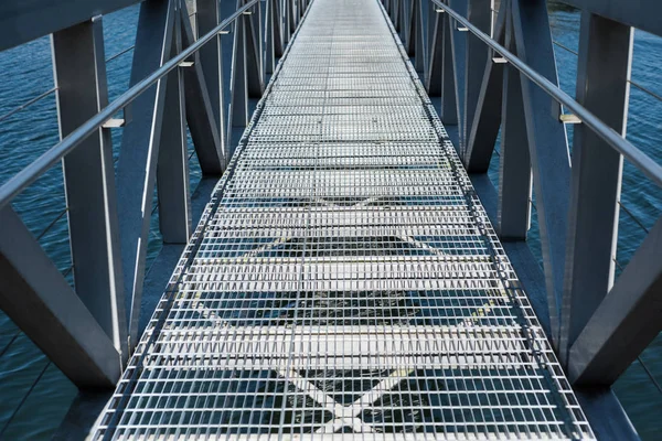 Moderni silta joen yli — kuvapankkivalokuva
